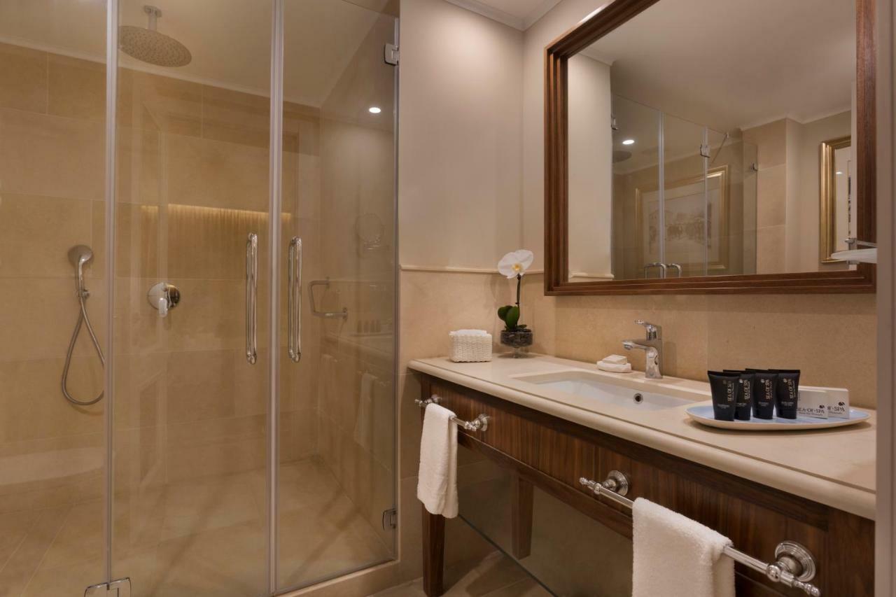 Herbert Samuel Kudüs Dış mekan fotoğraf A shower with a sliding door